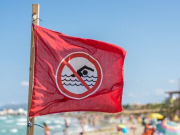 Bandera roja de prohibido el baño en la playa