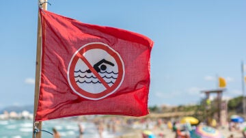 Bandera roja de prohibido el ba&ntilde;o en la playa