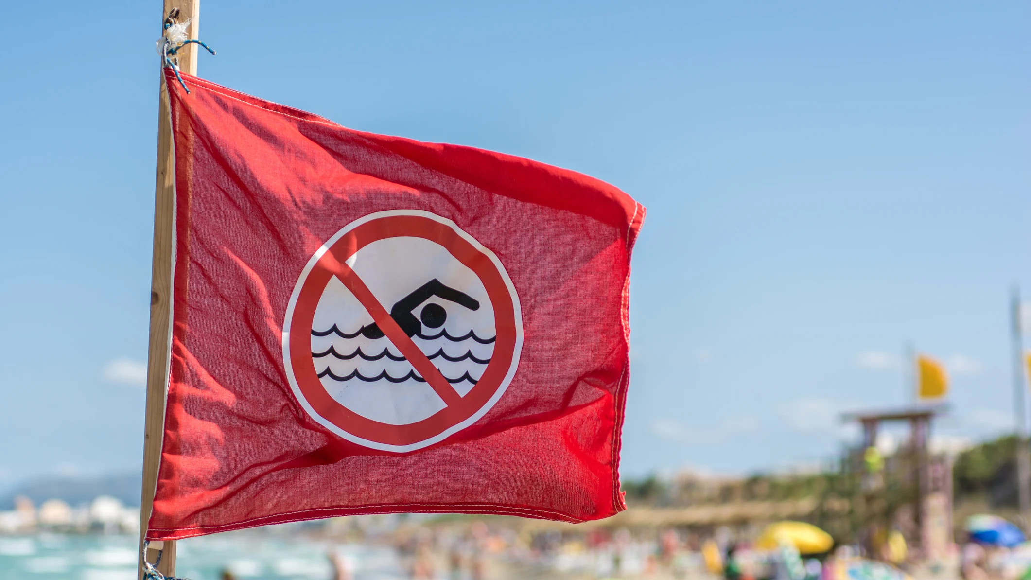 Bandera roja de prohibido el ba&ntilde;o en la playa