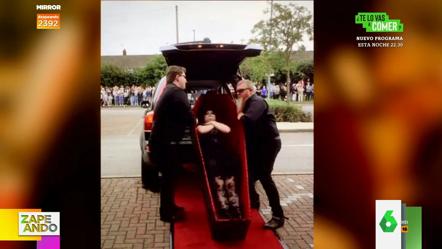 El original vestido de una chica para su graduación: así se presentó en ataúd y con personal funerario El original vestido de una chica para su graduación: así se presentó en ataúd y con personal funerario
