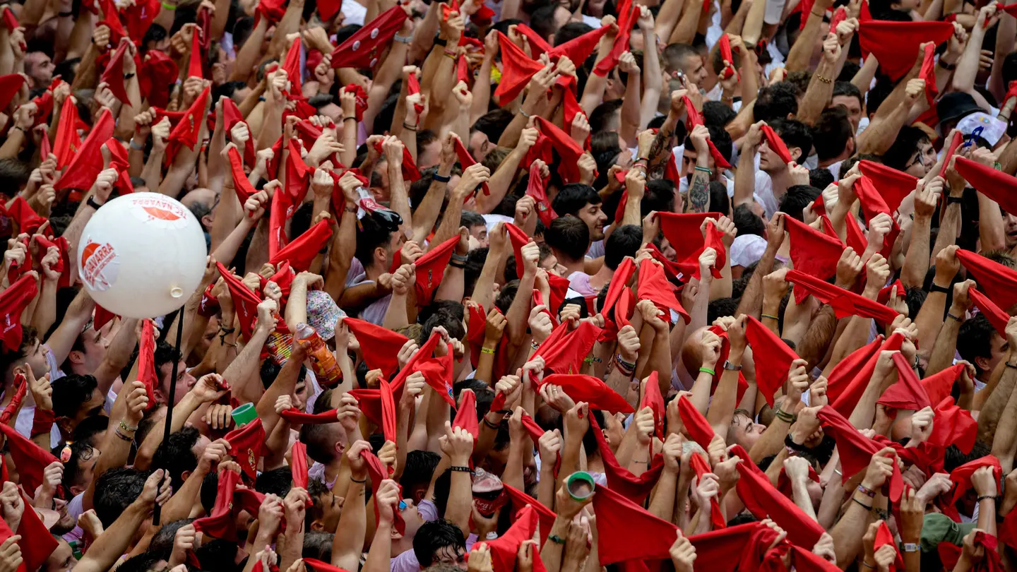 Miles de personas asisten al Chupinazo que anuncia el inicio de San Fermín Miles de personas asisten al Chupinazo que anuncia el inicio de San Fermín