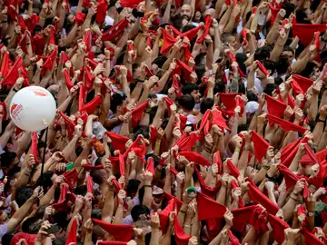 Miles de personas asisten al Chupinazo que anuncia el inicio de San Fermín