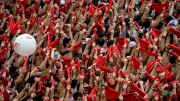 Miles de personas asisten al Chupinazo que anuncia el inicio de San Fermín