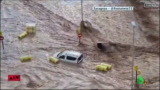 Las terribles imágenes de las riadas en Zaragoza: el agua busca su curso natural a través de un colegio Las terribles imágenes de las riadas en Zaragoza: el agua busca su curso natural a través de un colegio