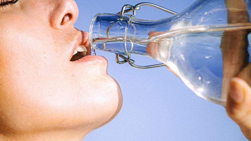 Agua muy fría en días de mucho calor: ¿es malo para el cuerpo?