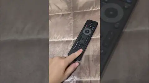Un joven va a un hotel en Italia y alucina con lo que se encuentra detrás del mando de la tele: "Y es 4 estrellas" Un joven va a un hotel en Italia y alucina con lo que se encuentra detrás del mando de la tele: "Y es 4 estrellas"