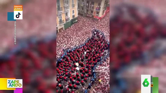 La alucinante imagen que dejó El Chupinazo: así protegía la seguridad a la banda de música La alucinante imagen que dejó El Chupinazo: así protegía la seguridad a la banda de música