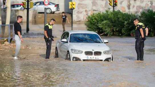 Riada histórica en Zaragoza: una súpercelula atrapa a vecinos y destroza un colegio en cuestión de minutos Riada histórica en Zaragoza: una súpercelula atrapa a vecinos y destroza un colegio en cuestión de minutos