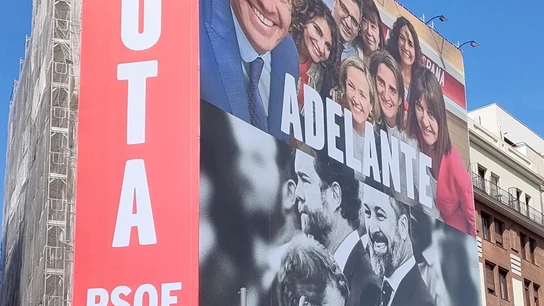 PSOE despliega una lona en la Madrid con Sánchez y su equipo sonrientes frente Abascal y Feijóo PSOE despliega una lona en la Madrid con Sánchez y su equipo sonrientes frente Abascal y Feijóo