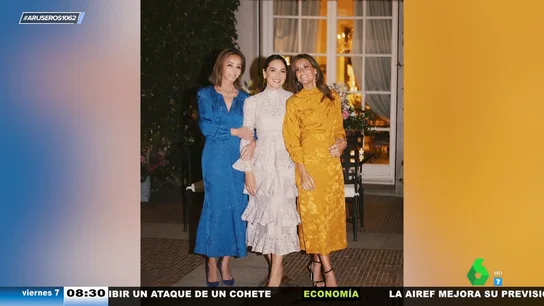 Alfonso Arús alucina al ver los looks de Ana Boyer e Isabel Preysler en la cena de pedida de Tamara Falcó: "¡Son la bandera de Ucrania!" Alfonso Arús alucina al ver los looks de Ana Boyer e Isabel Preysler en la cena de pedida de Tamara Falcó: "¡Son la bandera de Ucrania!"