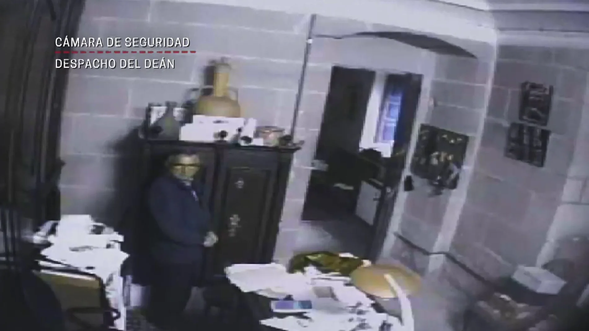 Las grabaciones de cámaras de seguridad que muestran cómo el electricista de la Catedral de Santiago se llevaba el dinero de los cepillos desde 2002