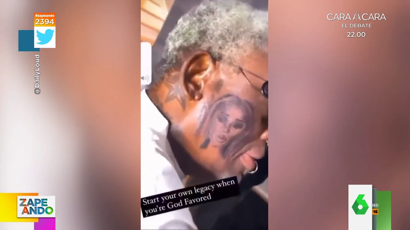 El exjugador de los Chicago Bulls, Dennis Rodman, se tatúa la cara de su novia en la mejilla El exjugador de los Chicago Bulls, Dennis Rodman, se tatúa la cara de su novia en la mejilla