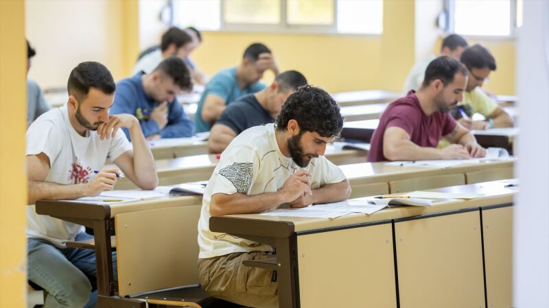 Un grupo de opositores realizan un examen en una imagen de archivo