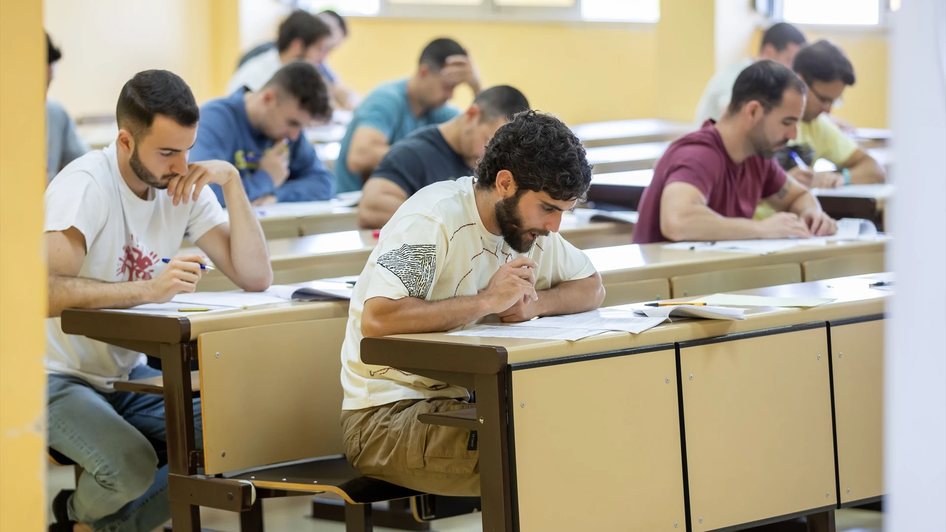 Un grupo de opositores realizan un examen en una imagen de archivo