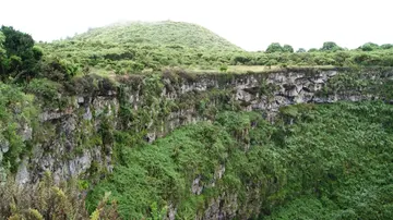 The French boy who fell into a volcanic crater in the Galapagos Islands, Ecuador, is admitted to stable The French boy who fell into a volcanic crater in the Galapagos Islands, Ecuador, is admitted to stable