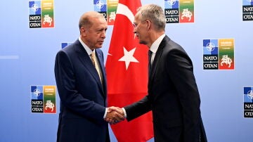 Recep Tayyip Erdogan, presidente de Turquía, saluda al secretario general de la OTAN, Jens Stoltenberg