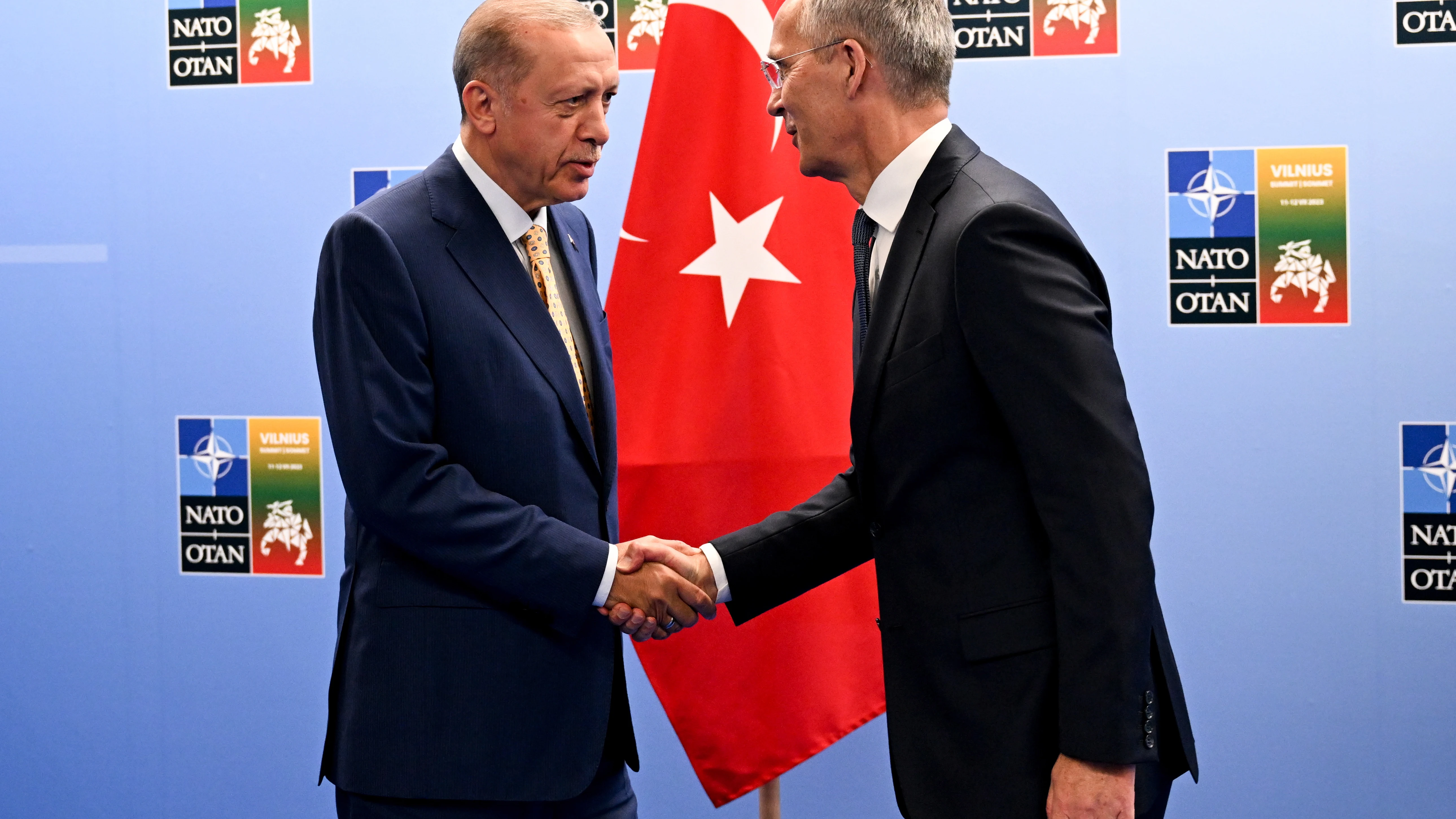 Recep Tayyip Erdogan, presidente de Turquía, saluda al secretario general de la OTAN, Jens Stoltenberg