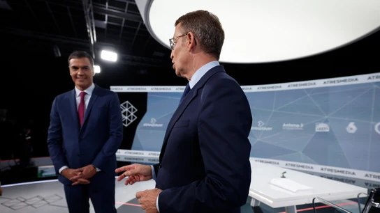 Pedro Sánchez y Alberto Núñez Feijóo conversan antes de su debate cara a cara en Atresmedia Pedro Sánchez y Alberto Núñez Feijóo conversan antes de su debate cara a cara en Atresmedia