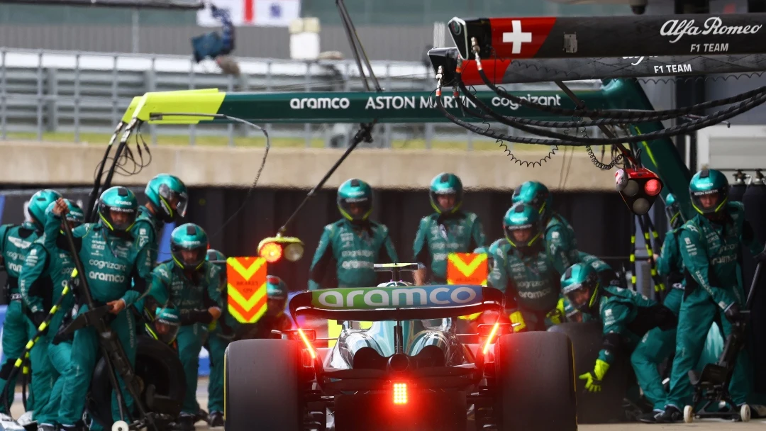 Fernando Alonso hace una parada en boxes