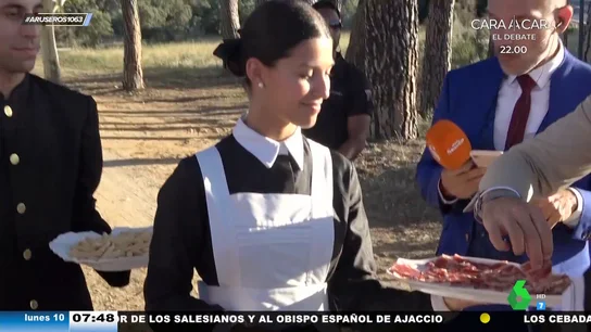 Así reacciona Alfonso Arús al ver el uniforme de otro siglo de las camareras de la boda de Tamara Falcó e Íñigo Onieva Así reacciona Alfonso Arús al ver el uniforme de otro siglo de las camareras de la boda de Tamara Falcó e Íñigo Onieva
