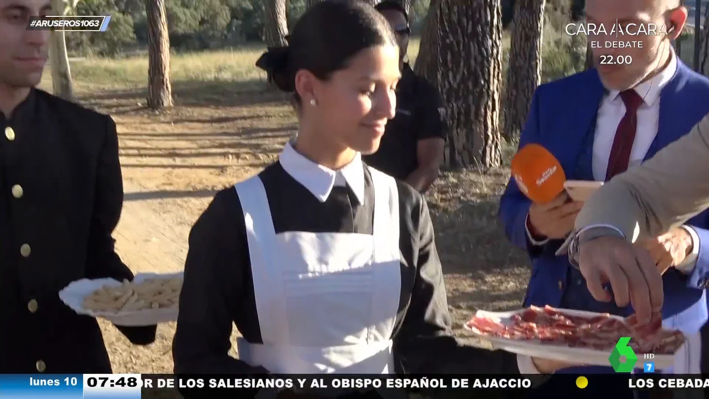 Así reacciona Alfonso Arús al ver el uniforme de otro siglo de las camareras de la boda de Tamara Falcó e Íñigo Onieva Así reacciona Alfonso Arús al ver el uniforme de otro siglo de las camareras de la boda de Tamara Falcó e Íñigo Onieva
