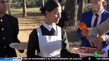 Así reacciona Alfonso Arús al ver el uniforme de otro siglo de las camareras de la boda de Tamara Falcó e Íñigo Onieva
