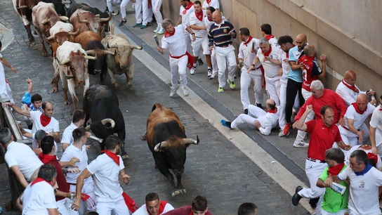 Los toros de la ganadería de Fuente Ymbro a su paso por la Cuesta de Santo Domingo durante el cuarto encierro de los Sanfermines 2023. Los toros de la ganadería de Fuente Ymbro a su paso por la Cuesta de Santo Domingo durante el cuarto encierro de los Sanfermines 2023.