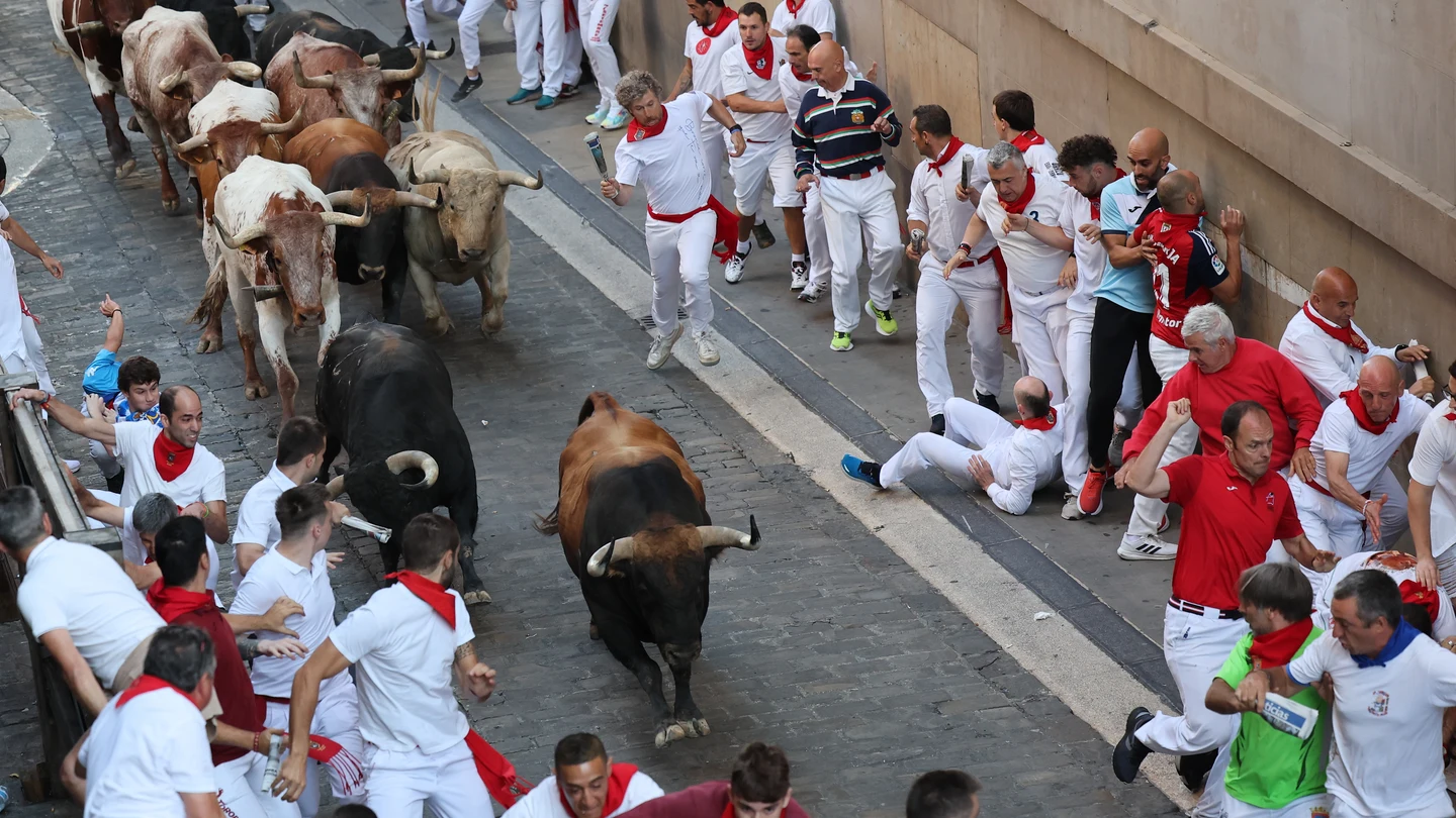 Los toros de la ganadería de Fuente Ymbro a su paso por la Cuesta de Santo Domingo durante el cuarto encierro de los Sanfermines 2023. Los toros de la ganadería de Fuente Ymbro a su paso por la Cuesta de Santo Domingo durante el cuarto encierro de los Sanfermines 2023.