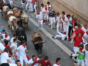 Los toros de la ganadería de Fuente Ymbro a su paso por la Cuesta de Santo Domingo durante el cuarto encierro de los Sanfermines 2023.