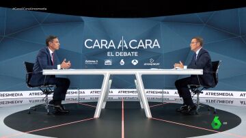 Pedro Sánchez y Alberto Núñez Feijóo, en la mesa del debate electoral de Atresmedia