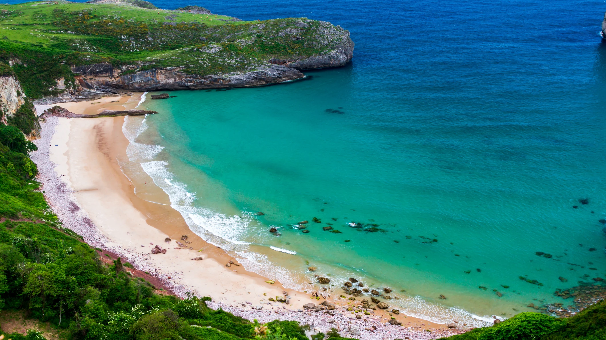 Playa de Ballota, en llanes (Asturias)