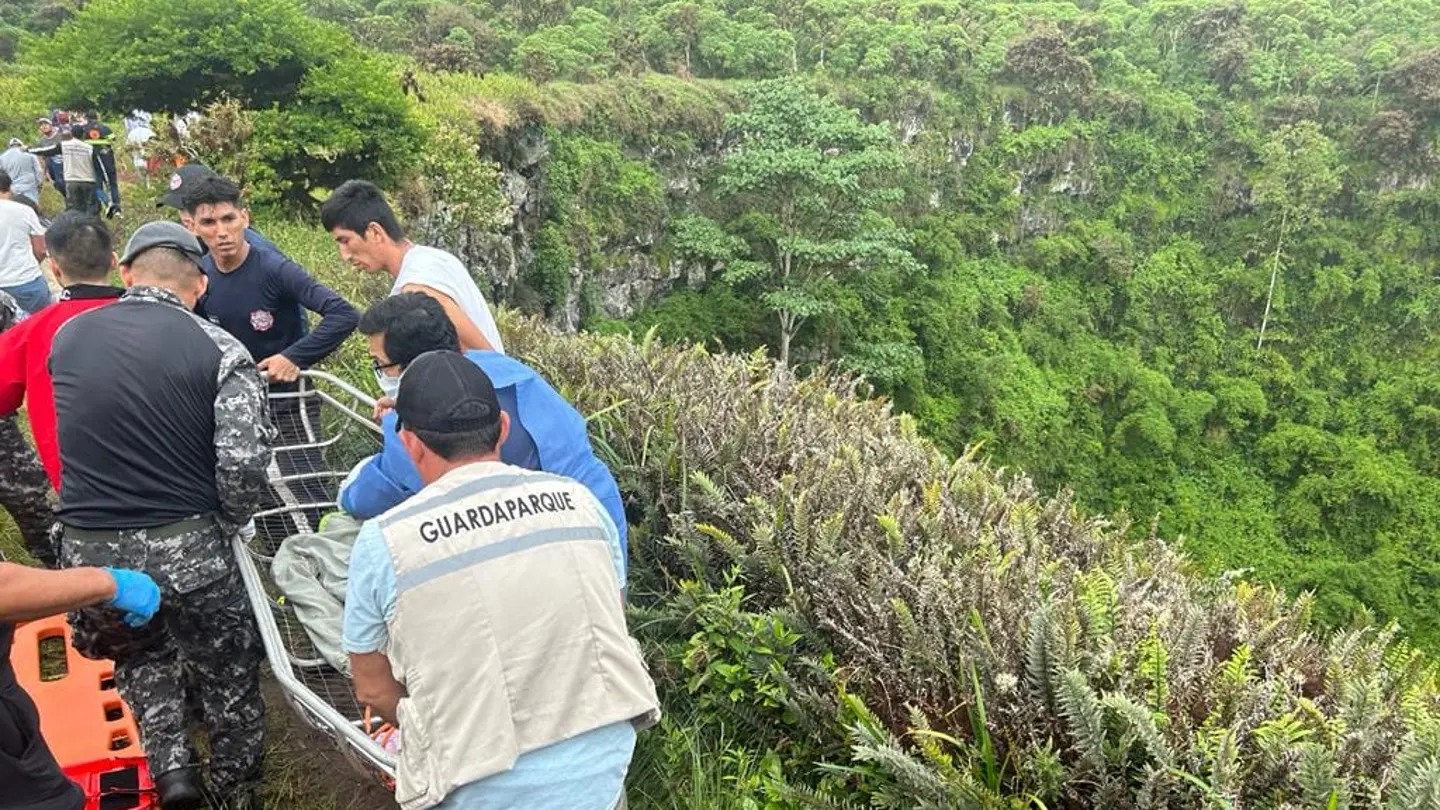 Momento del rescate el niño francés que cayó a un cráter volcánico de las Islas Galápagos, Ecuador Momento del rescate el niño francés que cayó a un cráter volcánico de las Islas Galápagos, Ecuador