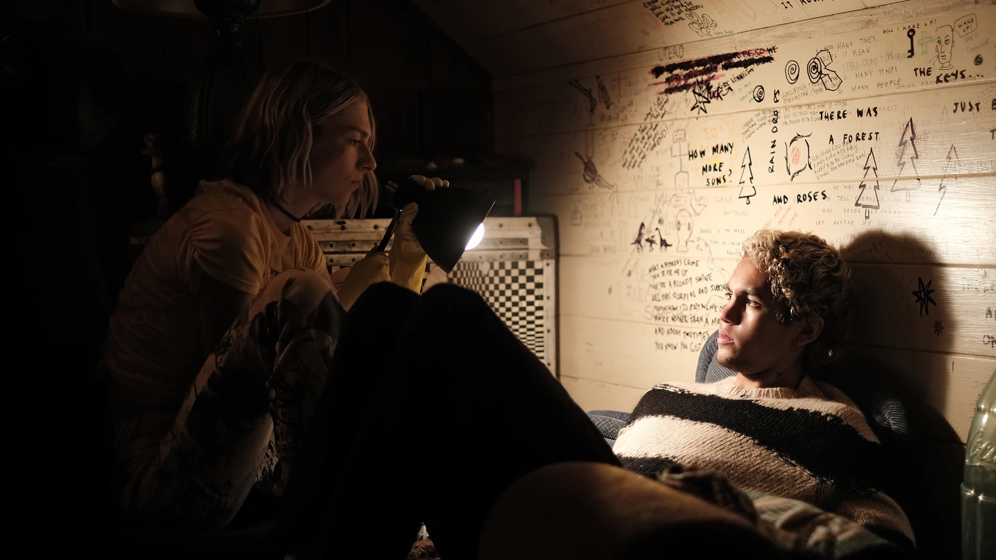 Hunter Schafer como Jules y Dominic Fike como Elliot en una escena de la segunda temporada de 'Euphoria'. Hunter Schafer como Jules y Dominic Fike como Elliot en una escena de la segunda temporada de 'Euphoria'.
