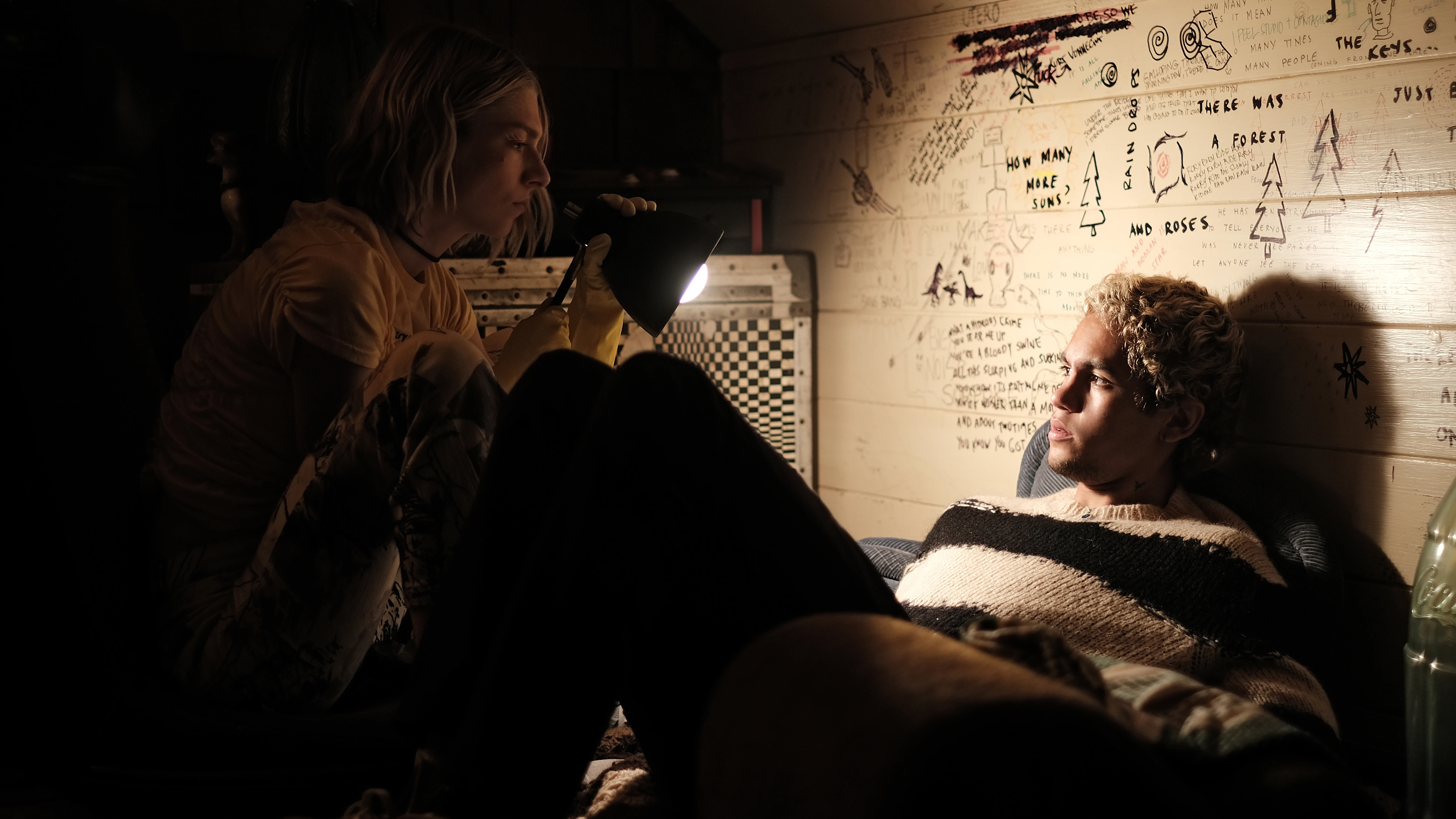 Hunter Schafer como Jules y Dominic Fike como Elliot en una escena de la segunda temporada de 'Euphoria'.