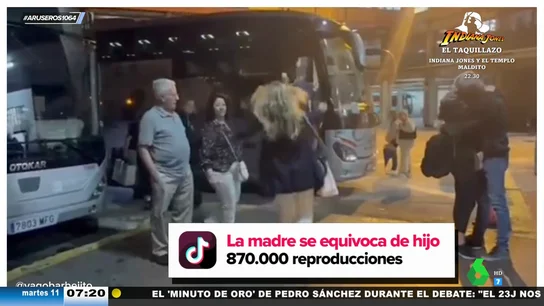 El incómodo momento en el que una madre se equivoca y abraza a un chico que no es su hijo tras meses sin verlo El incómodo momento en el que una madre se equivoca y abraza a un chico que no es su hijo tras meses sin verlo