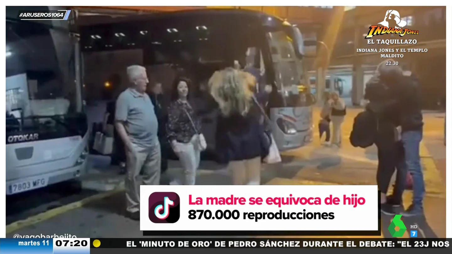 El incómodo momento en el que una madre se equivoca y abraza a un chico que no es su hijo tras meses sin verlo El incómodo momento en el que una madre se equivoca y abraza a un chico que no es su hijo tras meses sin verlo