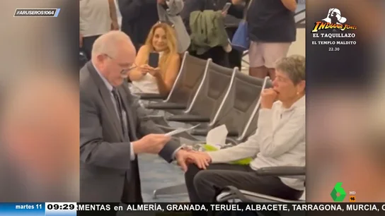 Le pide matrimonio a la mujer que conoció hace 60 años tras haber estado separados durante décadas por culpa del destino Le pide matrimonio a la mujer que conoció hace 60 años tras haber estado separados durante décadas por culpa del destino