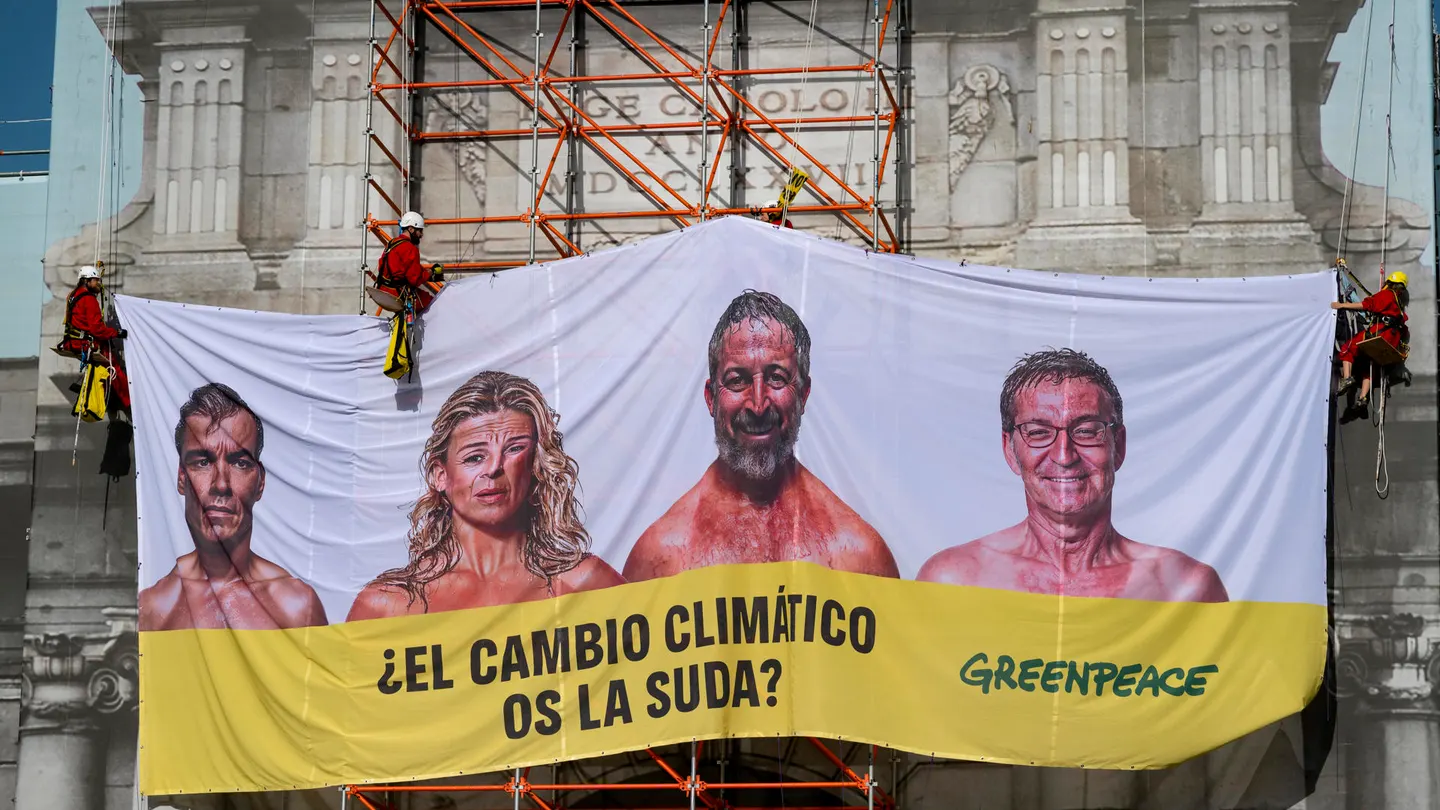 Greenpeace cuelga una lona en la Puerta de Alcalá con la cara de los candidatos: "¿El cambio climático os la suda?" Greenpeace cuelga una lona en la Puerta de Alcalá con la cara de los candidatos: "¿El cambio climático os la suda?"