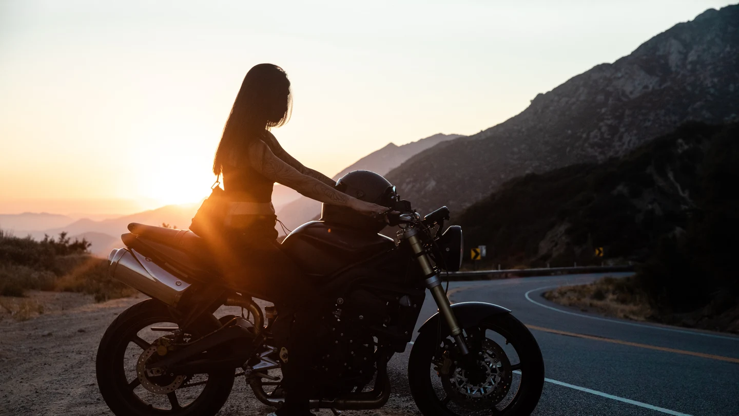 Mujer En Motocicleta En La Carretera Durante La Puesta De Sol ¿Y a ti qué te pica? - Megan Maxwell