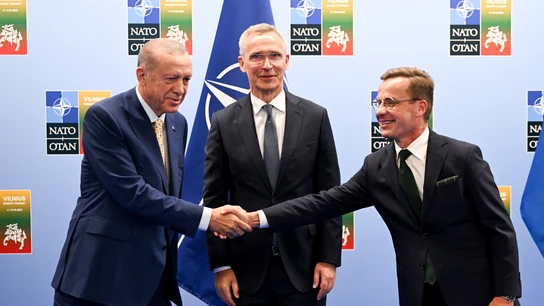 El presidente turco, Recep Tayyip Erdoğan, estrecha la mano al primer ministro sueco, Ulf Kristersson, en presencia del secretario general de la OTAN, Jens Stoltenberg. El presidente turco, Recep Tayyip Erdoğan, estrecha la mano al primer ministro sueco, Ulf Kristersson, en presencia del secretario general de la OTAN, Jens Stoltenberg.