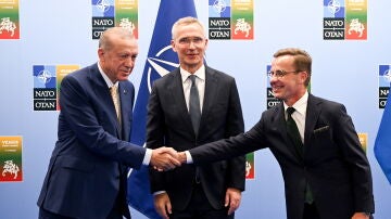 El presidente turco, Recep Tayyip Erdoğan, estrecha la mano al primer ministro sueco, Ulf Kristersson, en presencia del secretario general de la OTAN, Jens Stoltenberg.