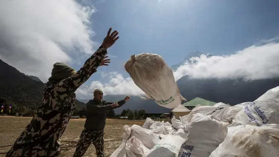 Cinco muertos y un desaparecido tras estrellarse un helicóptero turístico cerca del Everest Cinco muertos y un desaparecido tras estrellarse un helicóptero turístico cerca del Everest