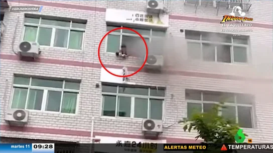 Rescatan a un bebé de un piso en llamas arrojándolo por la ventana y amortiguando su caída con sábanas Rescatan a un bebé de un piso en llamas arrojándolo por la ventana y amortiguando su caída con sábanas
