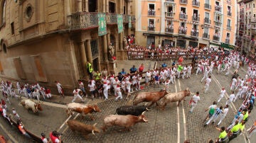 La manada de la ganadería de Núñez del Cuvillo a su paso por la plaza del Ayuntamiento durante el quinto encierro de los sanfermines 2023.