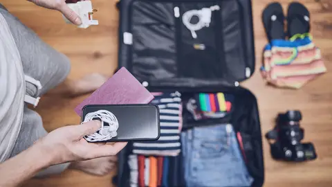 Joven haciendo la maleta para su viaje Joven haciendo la maleta para su viaje