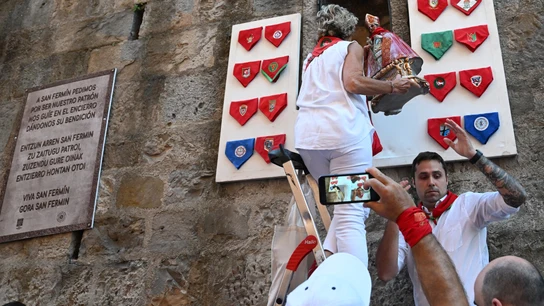 La imagen del santo es colocada en la hornacina antes del tercer encierro de los sanfermines 2023, protagonizado este domingo por la ganadería de Cebada Gago. La imagen del santo es colocada en la hornacina antes del tercer encierro de los sanfermines 2023, protagonizado este domingo por la ganadería de Cebada Gago.