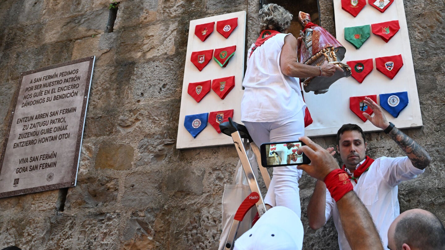 La imagen del santo es colocada en la hornacina antes del tercer encierro de los sanfermines 2023, protagonizado este domingo por la ganadería de Cebada Gago. 