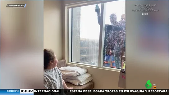 Divertida iniciativa en un hospital infantil: superhéroes que limpian las ventanas de las habitaciones de los niños Divertida iniciativa en un hospital infantil: superhéroes que limpian las ventanas de las habitaciones de los niños