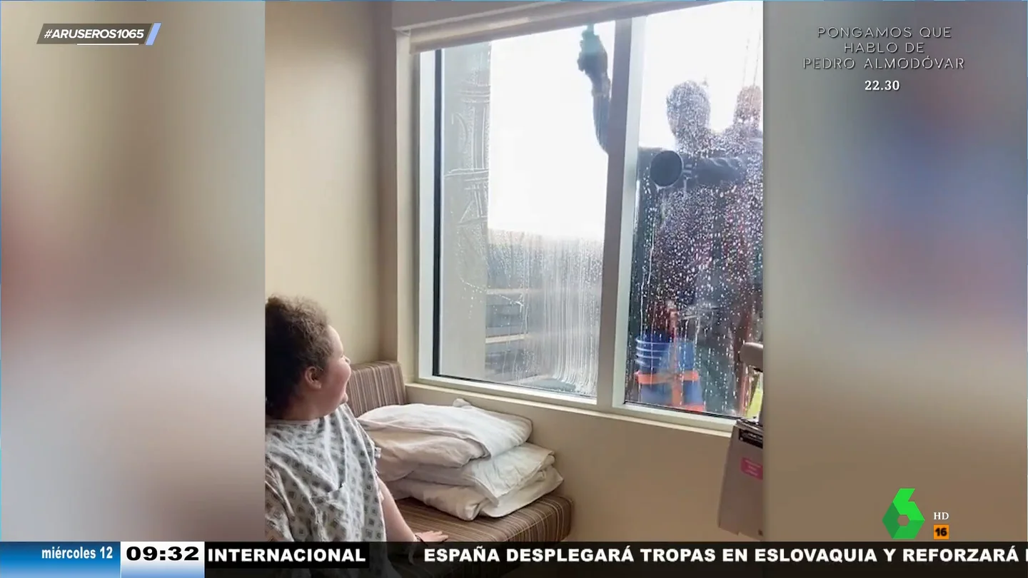 Divertida iniciativa en un hospital infantil: superhéroes que limpian las ventanas de las habitaciones de los niños Divertida iniciativa en un hospital infantil: superhéroes que limpian las ventanas de las habitaciones de los niños