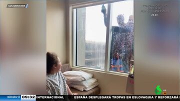 Divertida iniciativa en un hospital infantil: superhéroes que limpian las ventanas de las habitaciones de los niños